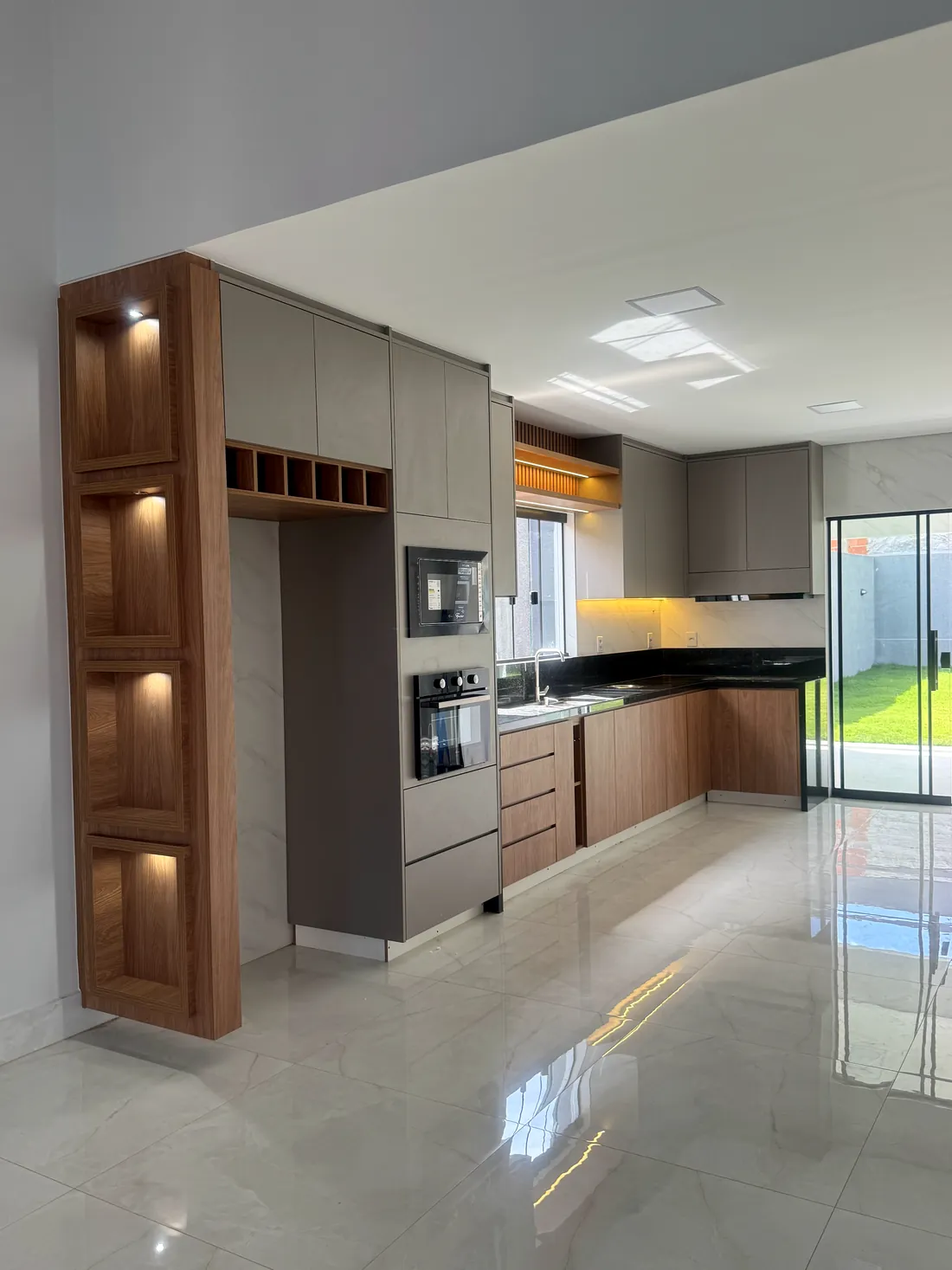 Cozinha planejada com torre de nichos amadeirada, em Brasília DF