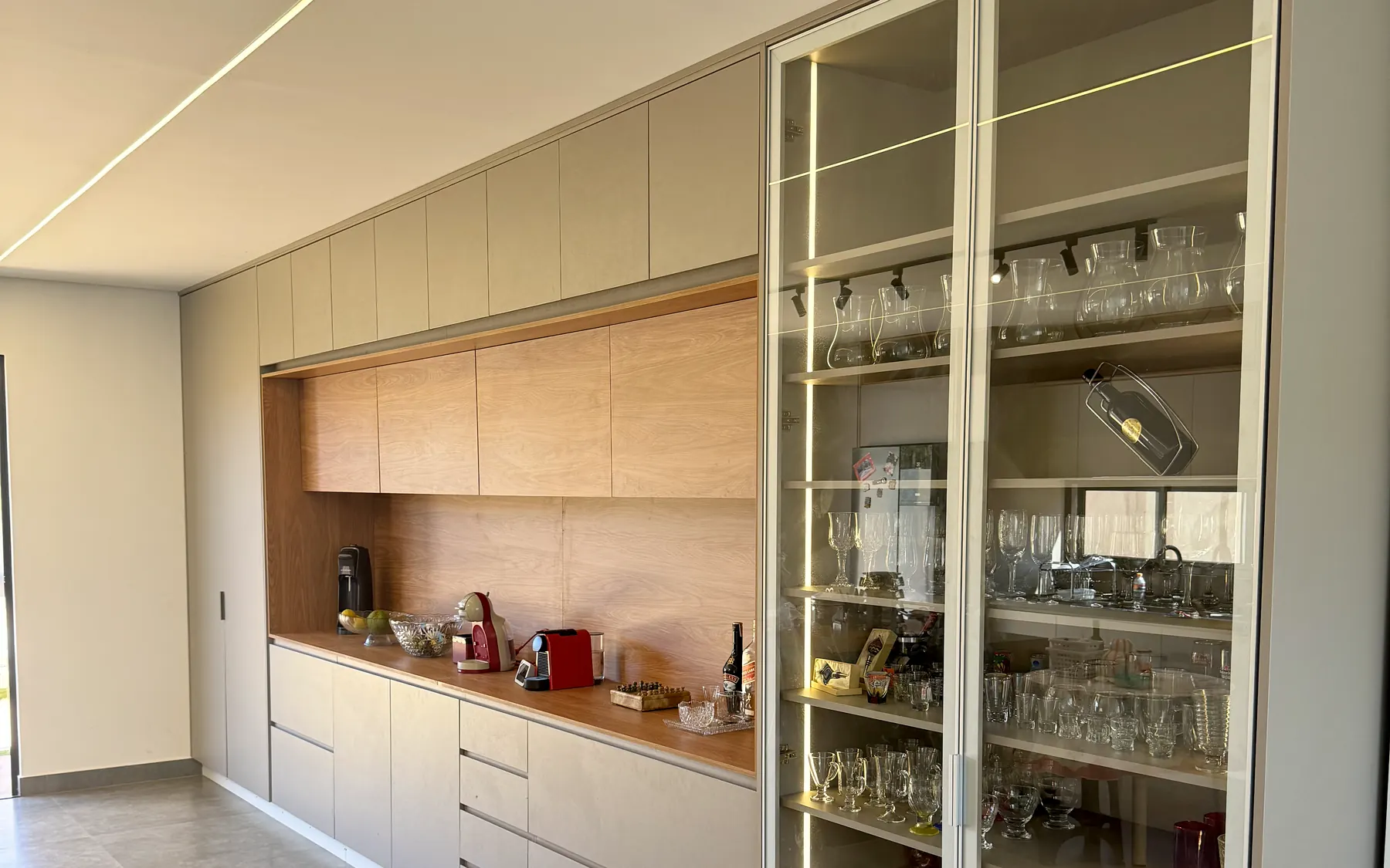 Armário planejado com portas de vidro e iluminação interna, no Noroeste, Brasília DF