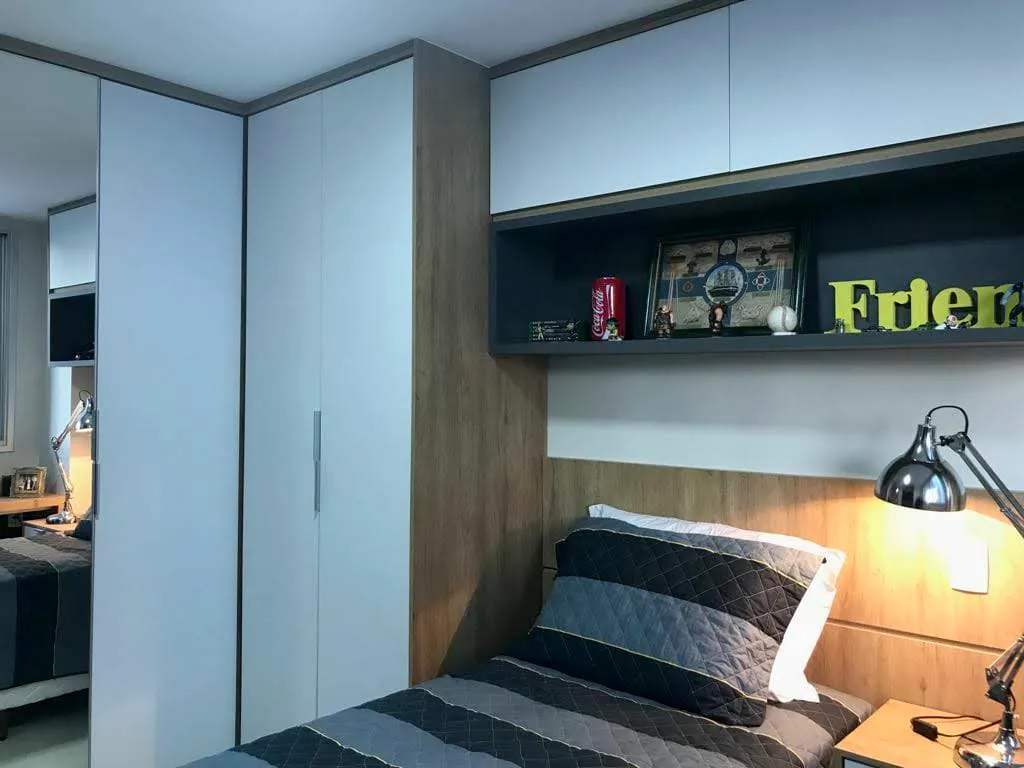 Guarda-roupa planejado em L com cabeceira amadeirada e nicho superior, quarto em Brasília